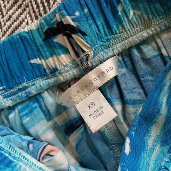 Surfs up! Cute mini skirt w/pockets! - Picture 2 of 5